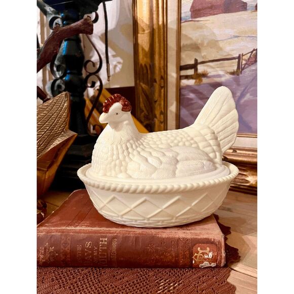 Vintage Westmoreland Mould Cream-Painted Milk Glass Large Hen on Nest – Red Acce - Picture 1 of 6